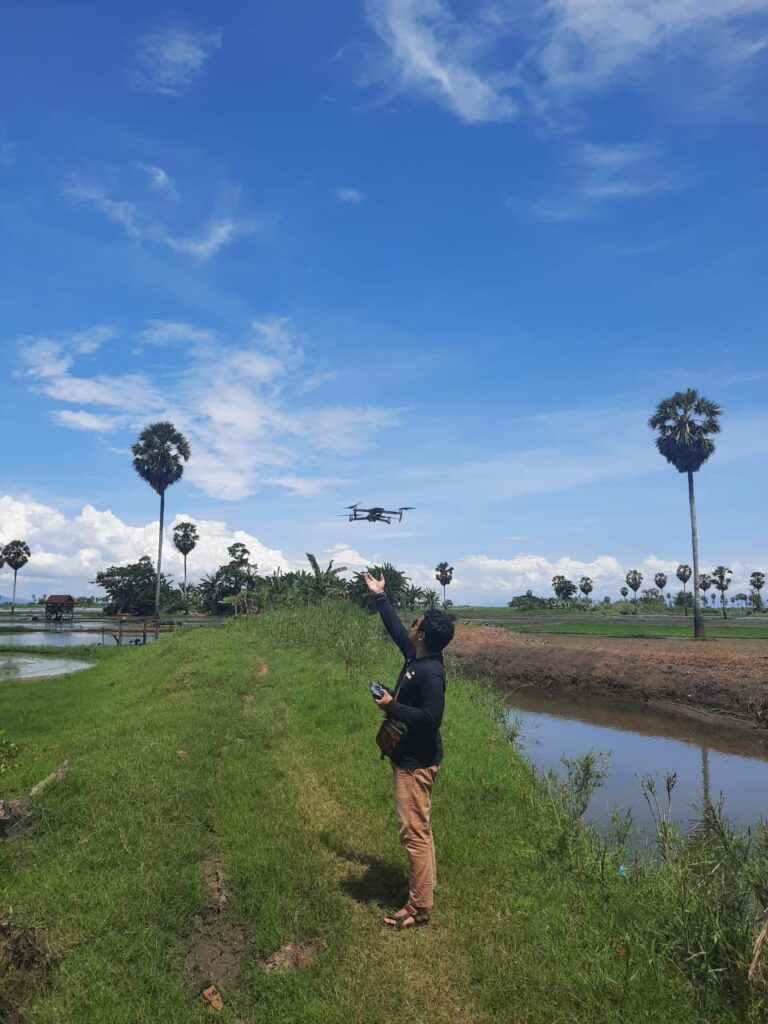 Hasanuddin University student Armin Ridha collects imagery
that coincides with Sentinel-2 satellite overpass, Dec 2021.
Credit: Dr Andang Suryana Soma