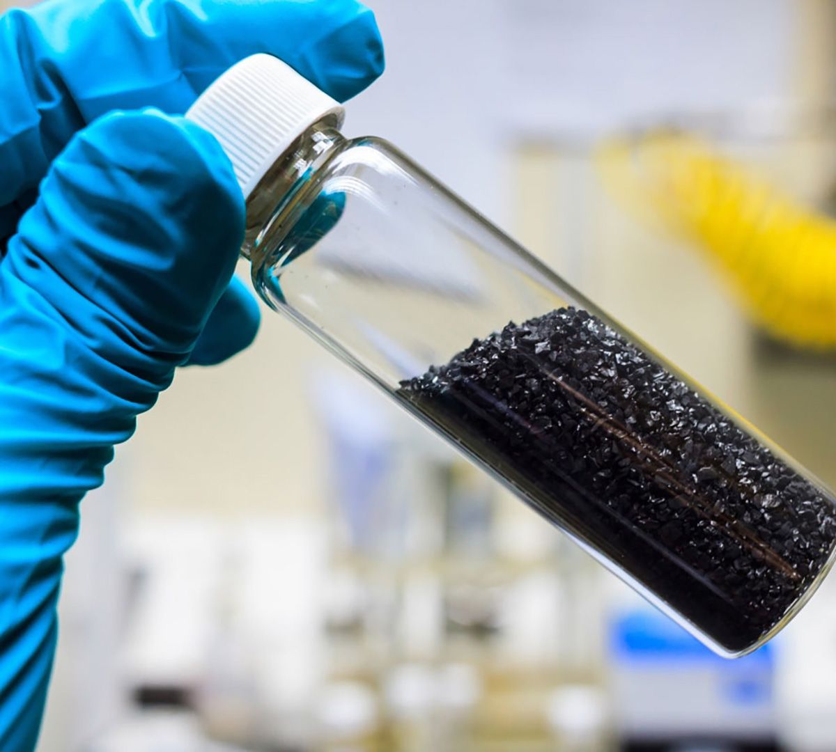 Vietnam Academy of Science and Technology, supported by science commercialization training, is using biochar and biofilm forming microorganism as an environmentally friendly solution to treat oil polluted water and soil.