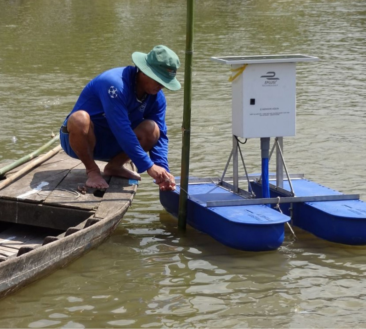 Đại học Cần Thơ và các chính quyền địa phương đang giám sát chất lượng nước để giảm thiểu ô nhiễm giúp sản xuất thủy sản bền vững ở đồng bằng sông Cửu Long với sự hỗ trợ đào tạo và tư vấn từ Nhóm Hợp tác & Thương mại Khoa học của chương trình Aus4Innovation